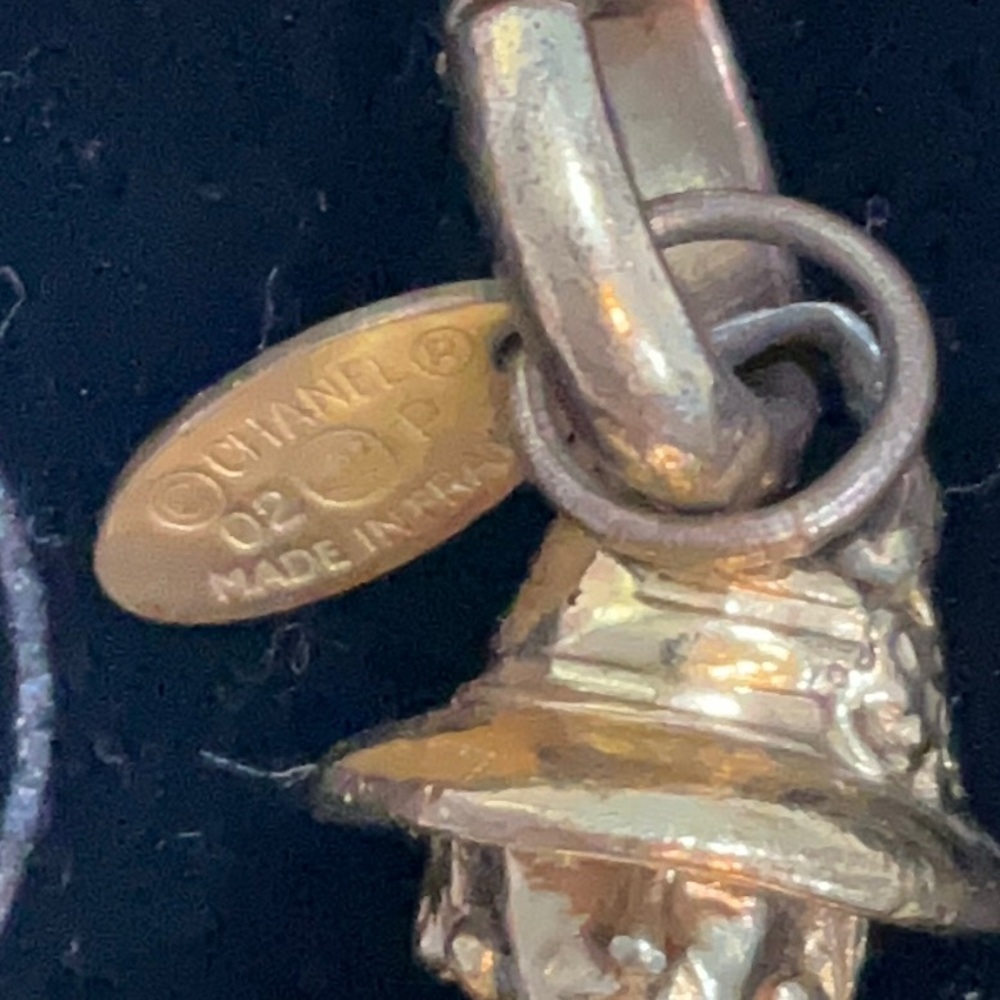CHANEL Gold Pendant with Iconic CC Logo - Picture 5 of 10